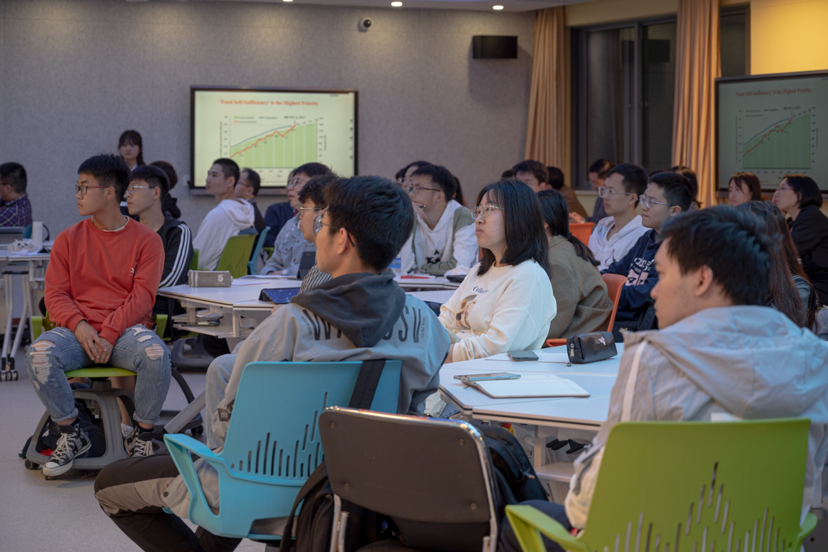 课堂上认真听讲的师生（学通社记者 王晗藓 摄）